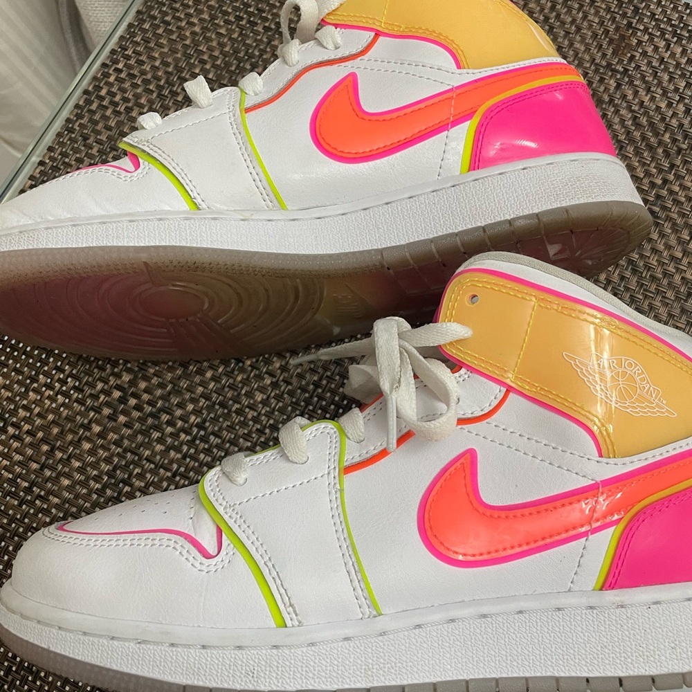 Nike ACG White and Pink Sneakers Vibrant Design used 4 times excellent condition